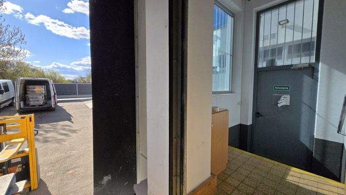 Rolltor - Einfahrt - Eingang