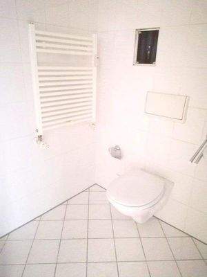 Bad mit Handtuchheizkörper, Waschmaschine