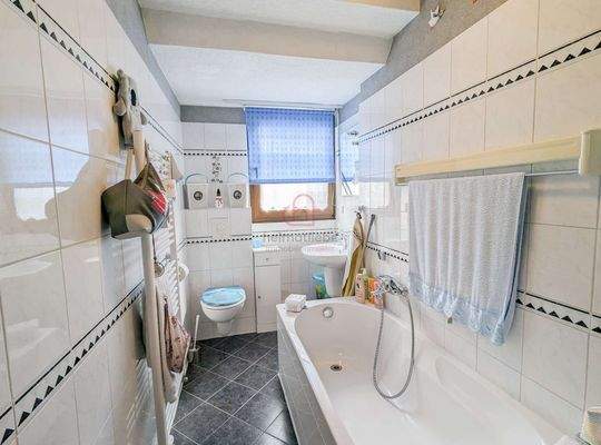 gepflegt mit Tageslicht - Badezimmer 3