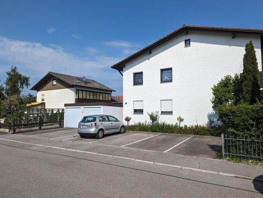 Straßenseite mit Stelllplätzen