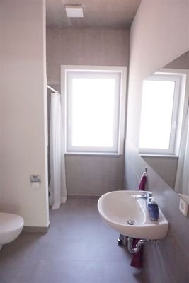 Bad WC, Urinal und Dusche Bild II