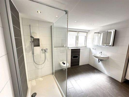 Bad mit Dusche, WC, Waschbecken und Fenster
