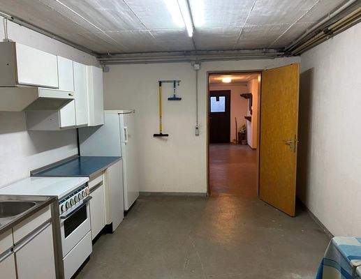 Kellerraum mit Küchenzeile