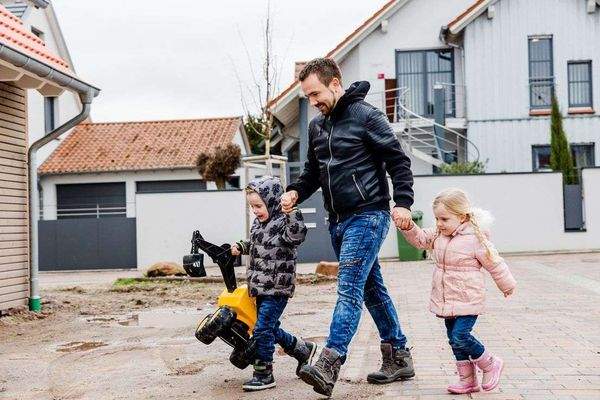 Glückliche massa-Baufamilie