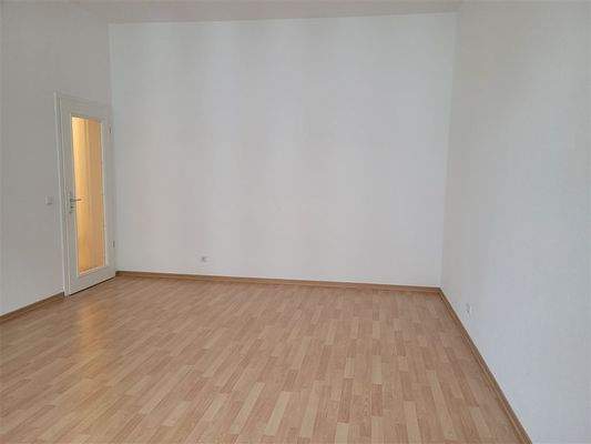 Wohnraum mit Zugang zur Küche