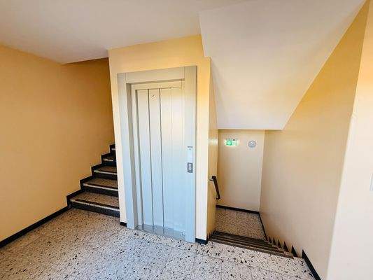 5 Aufzug - Treppenhaus