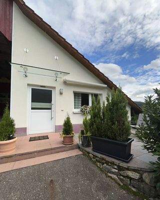 separater Eingang zweite Wohnung im Haupthaus