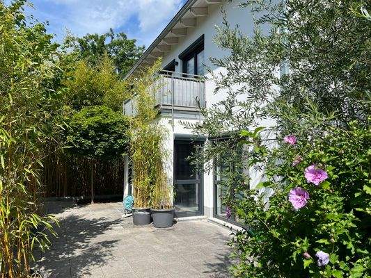 Großzügige Terrasse mit viel Grün