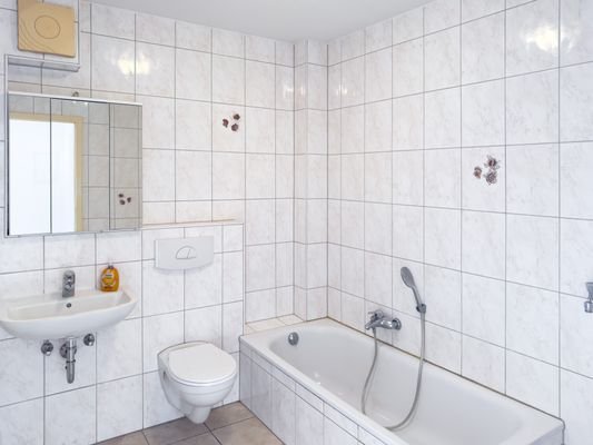 8. Badezimmer mit WM-Anschluss.jpg
