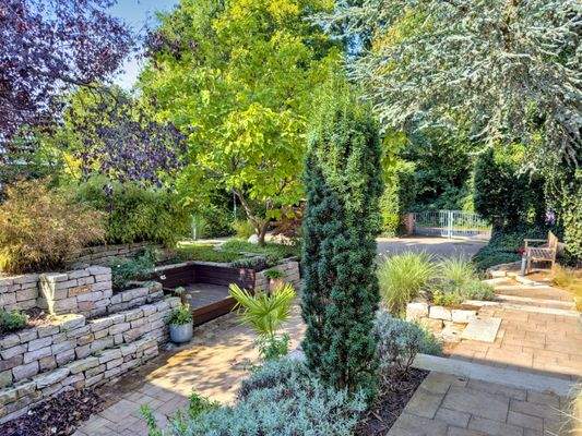 Terrassenförmig angelegter Garten