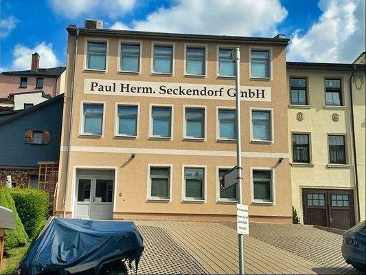 Rückseite mit Stellplätzen