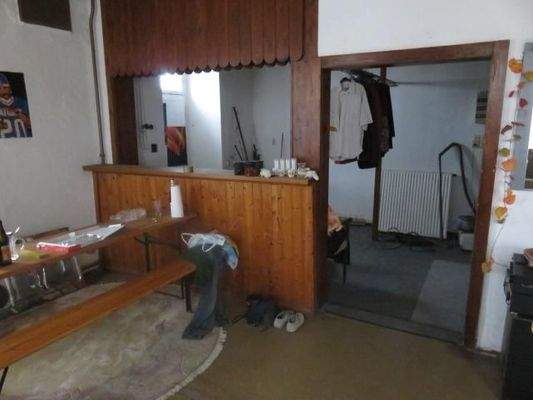 EG: Tresen und hinterer Raum mit Seitenausgang