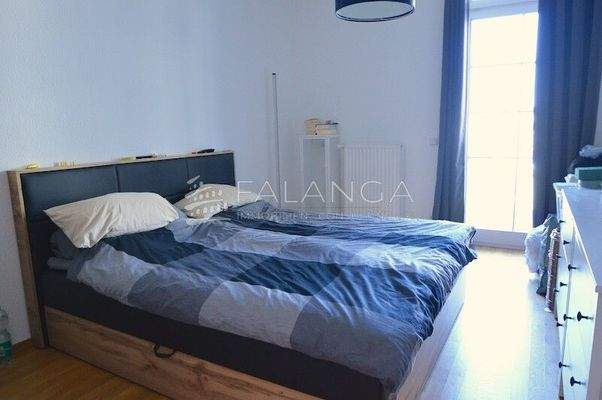 Großzügiges Schlafzimmer mit Balkonzugang