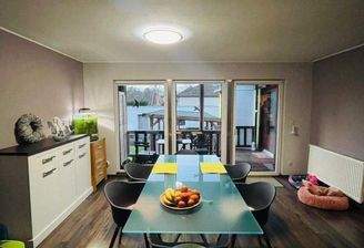 Essbereich mit Blick auf die Terrasse