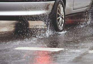 Auto im Regen - Reifen.jpg