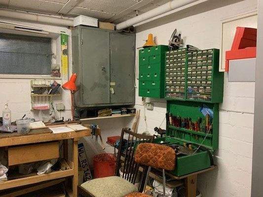 Kellerraum mit Werkbank