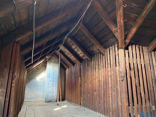 Dachboden mit Abstellräumen (3).jpg