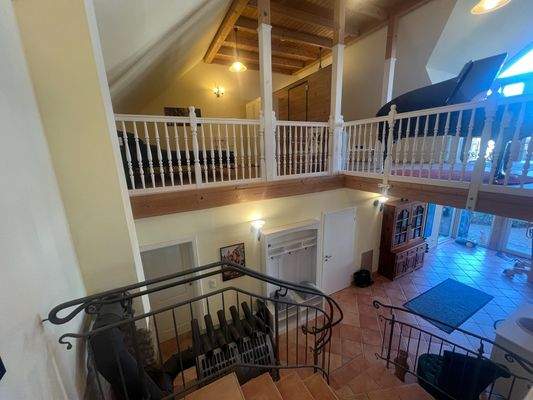 Blick auf Eingang mit Galerie