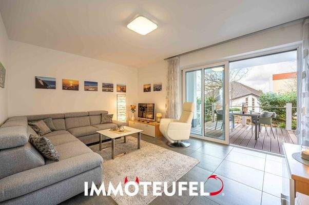 Wohnbereich mit Zugang zur Terrasse