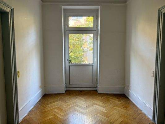 Helles Zimmer mit Holzboden