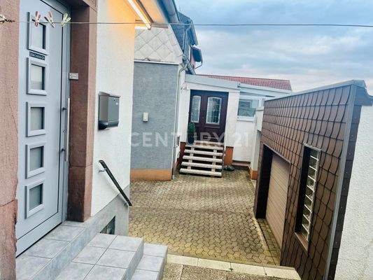 EIngang und Garage hinter dem Haus