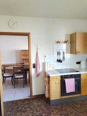 Küche mit Blick in Essbereich