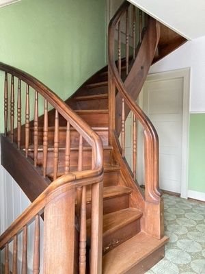 Holztreppe zum Dachgeschoss