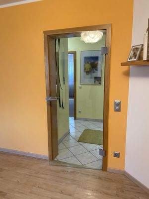 mit moderner Glastüre