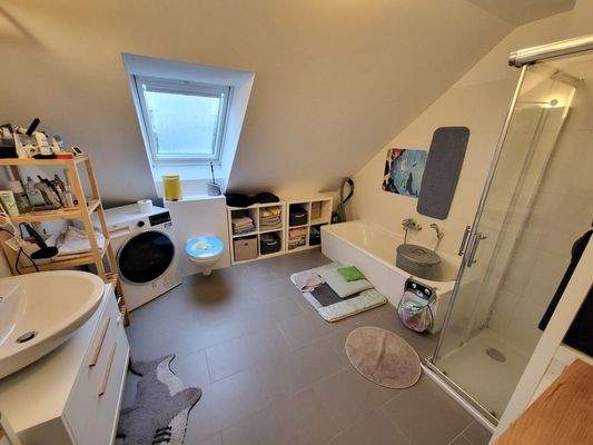 DG: Dusch-/Vollbad mit Fenster