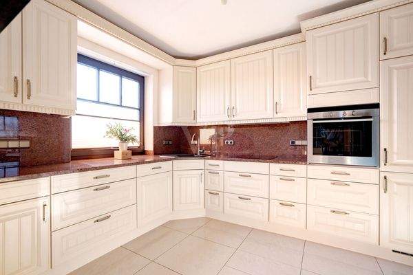 Küche mit Einbauküche 