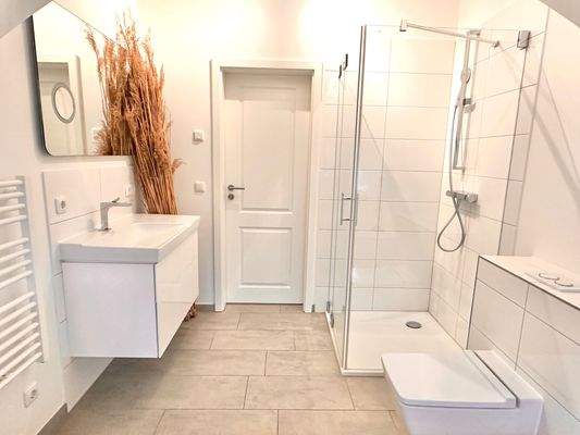 Schönes Vollbad im Dachgeschoss