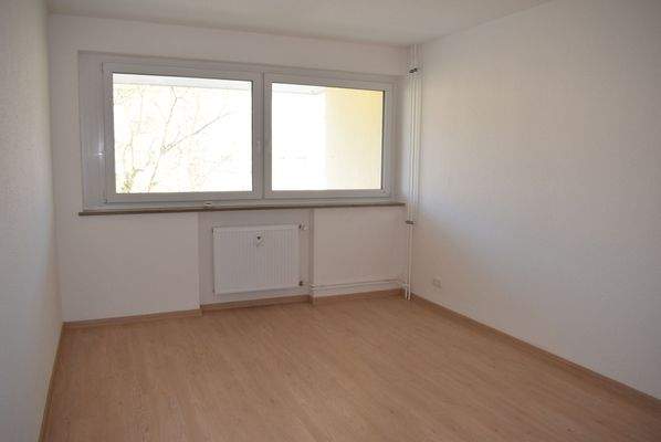 Leere Wohnung mit Fenster