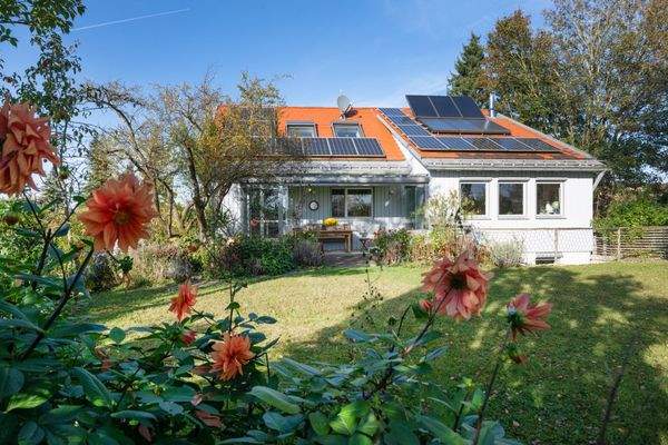  Ansicht von Süden mit PV-Anlage