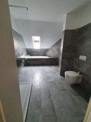 hochwertig saniertes Badezimmer