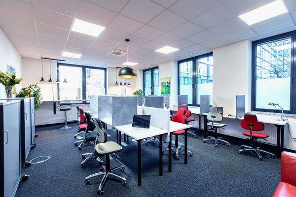 Coworking Space mit höhenverstellbaren Tischen