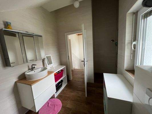 DG: Separates Bad mit bodentiefer Dusche und Waschmaschinen- und Trockneranschluss