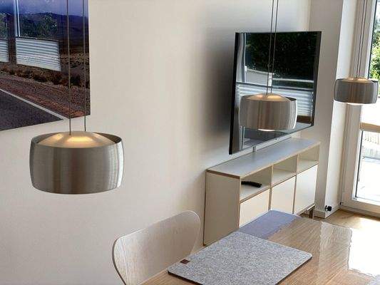 Wohnzimmer mit schwenkbarem TV