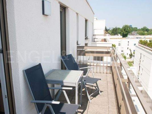 Dachterrasse mit Blick über die Dächer Truderings
