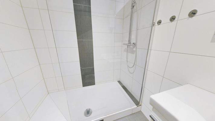 OG neuwertiges Duschbad