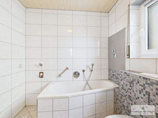 Badezimmer mit Dusche & Wanne