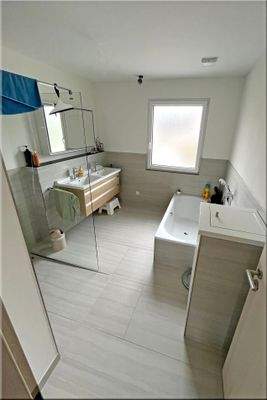 Usingen Michelbach  Hubertusstraße 42 11 Bad 2.jpg