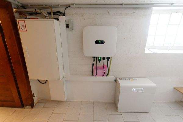 Zählerschrank und PV-Anlage und Speicher