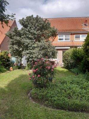 Rückfront durch den Garten