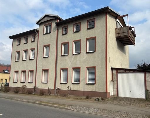 Ansicht von links mit Garage und Balkon