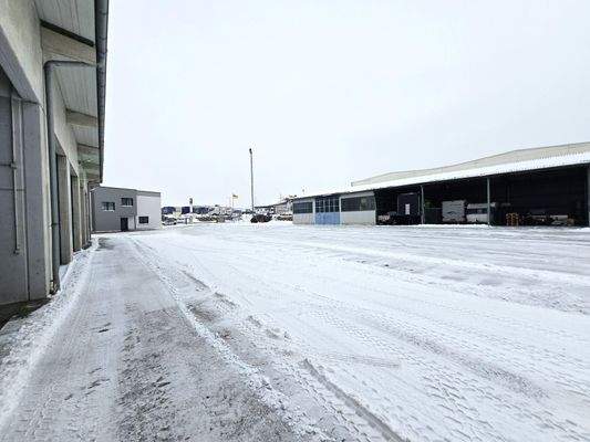 Teil-Freifläche asphaltiert