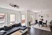 Helles, modernes Wohnzimmer mit Blick zum Balkon