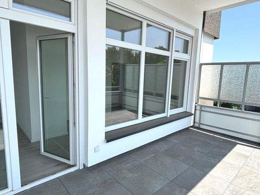 Terrasse mit Glasfront