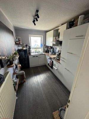 23 Küche samt Weinkühler