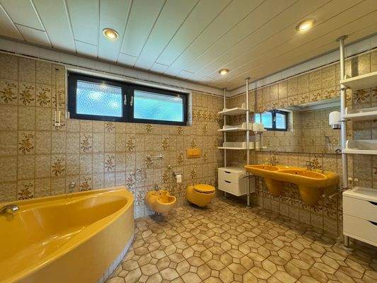 Bad mit Wanne und Dusche