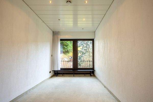 Leerer Raum mit Fenster